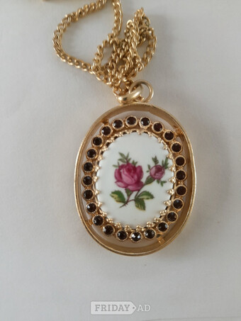 Vintage Avon Heritage Pendant