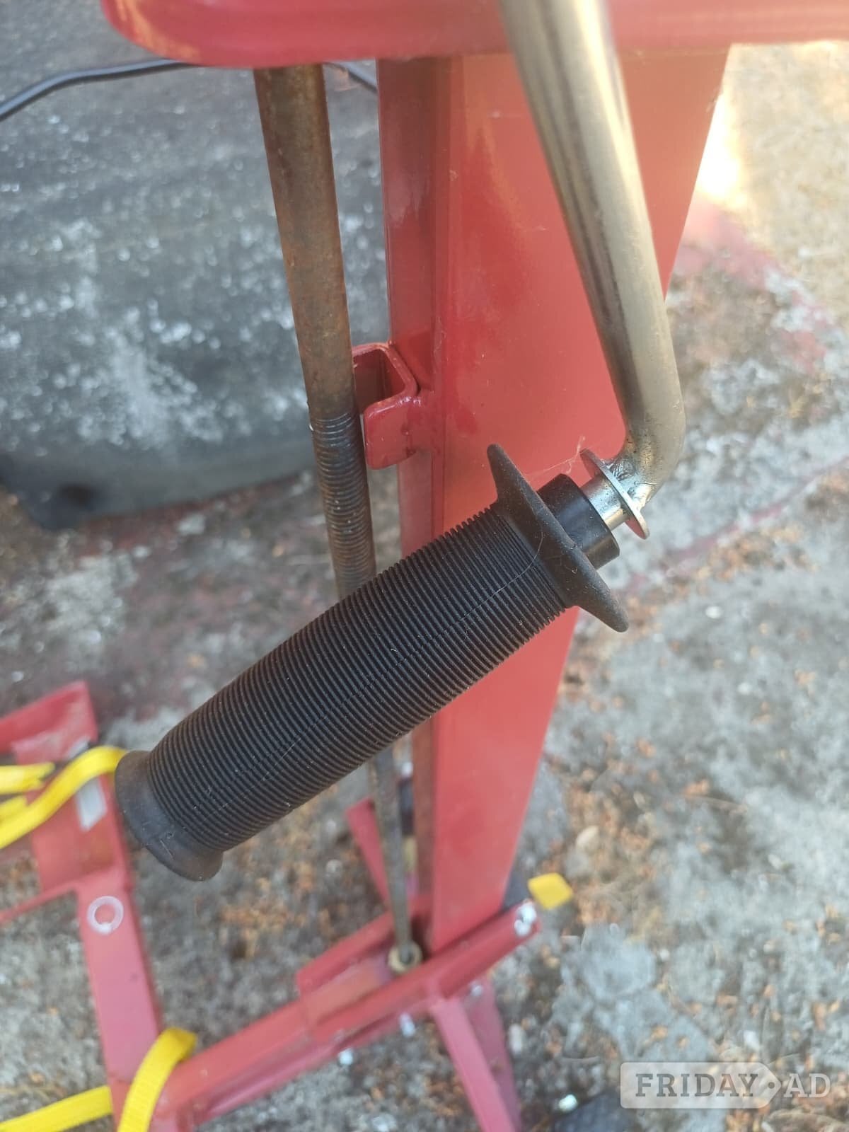 Ride on mower lift