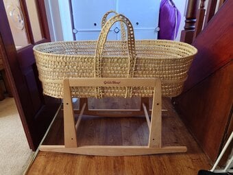 Moses basket, rocking stand and accessories 