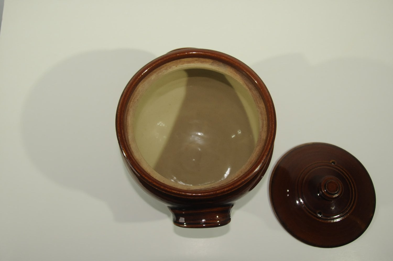 LARGE VINTAGE BROWN CASSEROLE DISH COOKING POT WITH LID - Cookware & Dining in Hartley Wintney