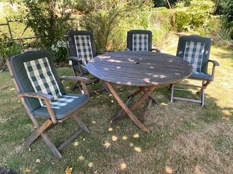 Garden Furniture set - 4ft diameter table & 6 matching chairs