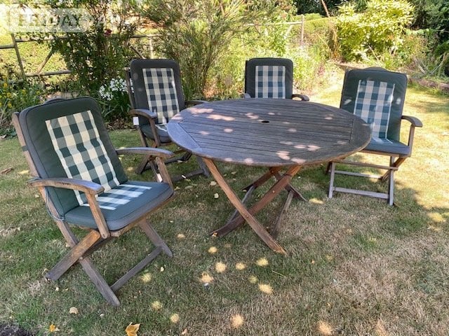 Garden Furniture set - 4ft diameter table & 6 matching chairs in Lewes