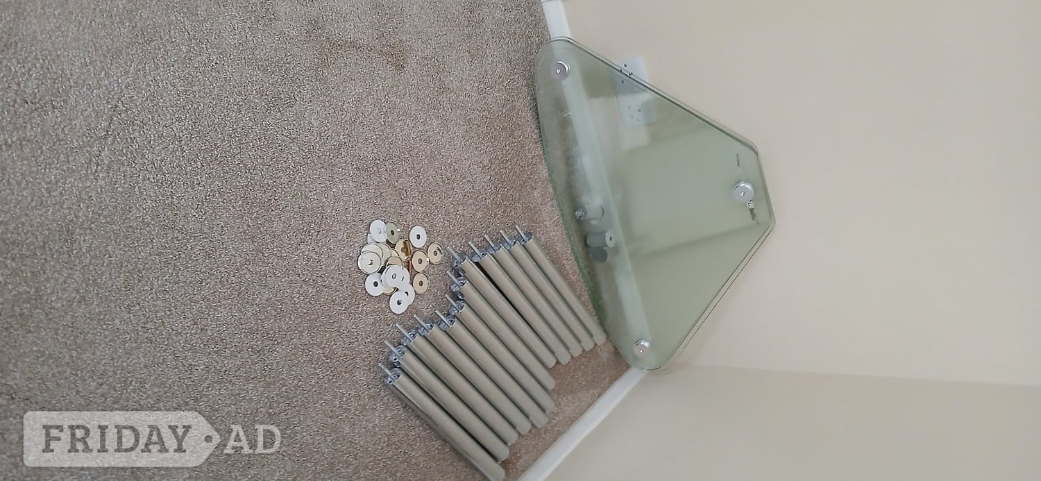 Glass corner display unit