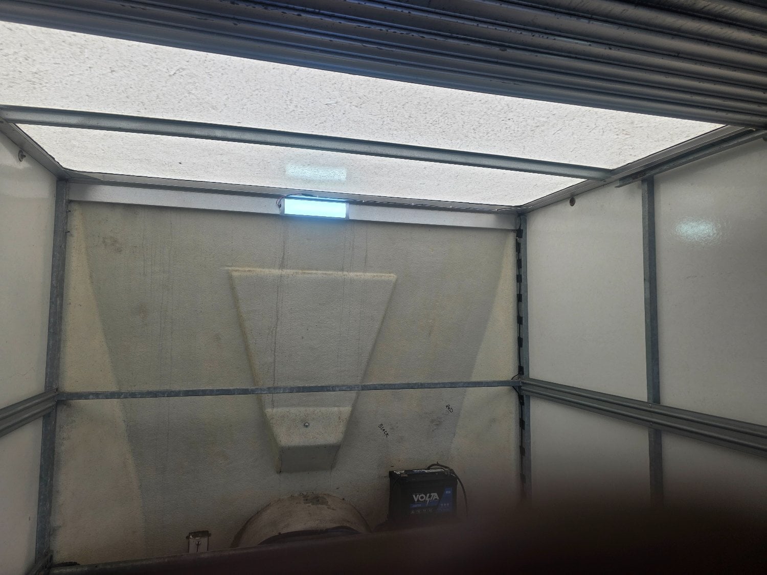 Bateson 390v box trailer with motor movers - Trailers & Horseboxes