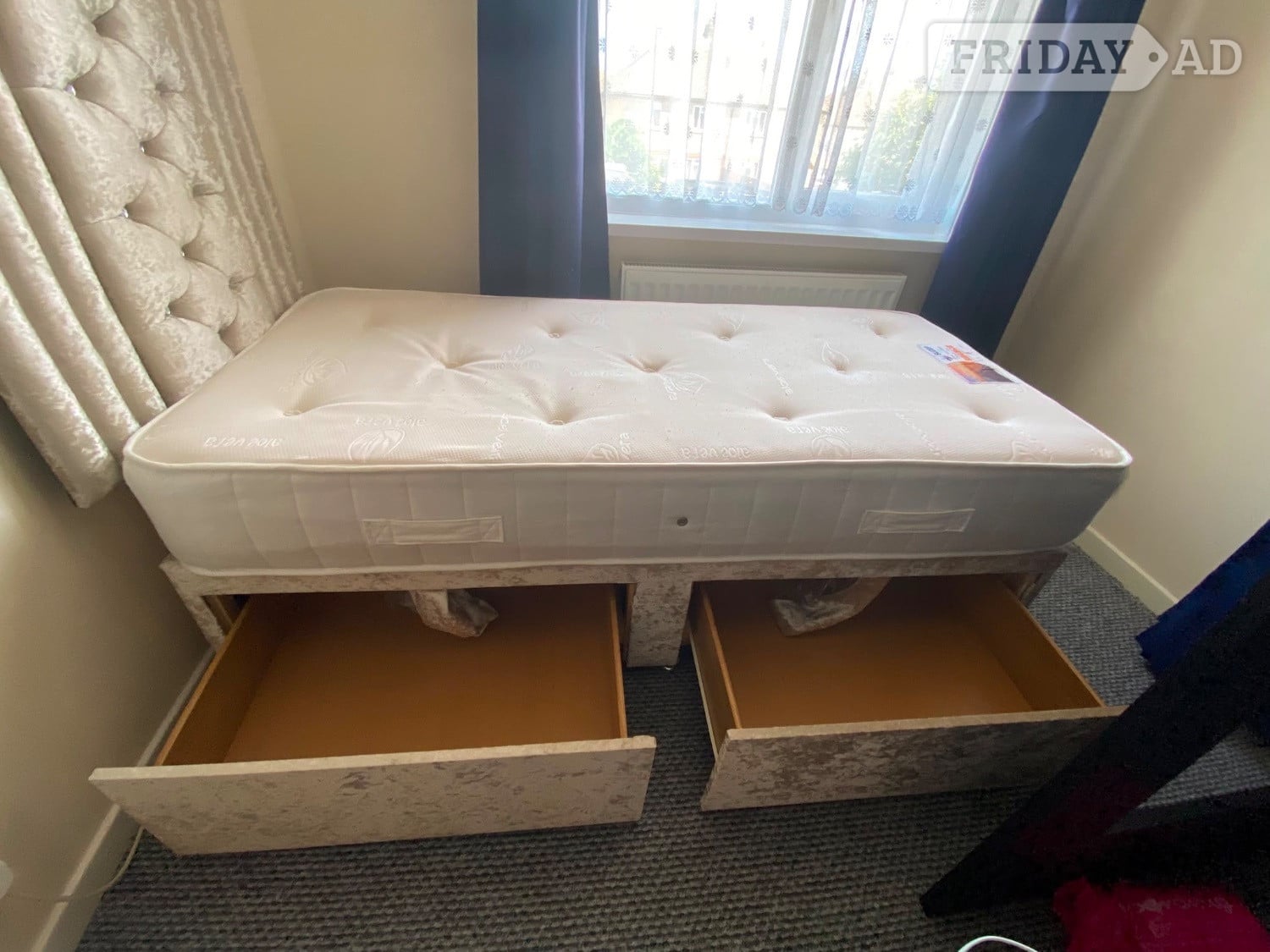 Single divan bed with memory foam mattress & velvet headboard - Furniture in Fareham