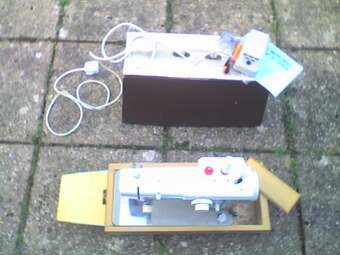 NEW HOME Sewing Machine 676 With Pedal / Feet / Tools / Book & Ca