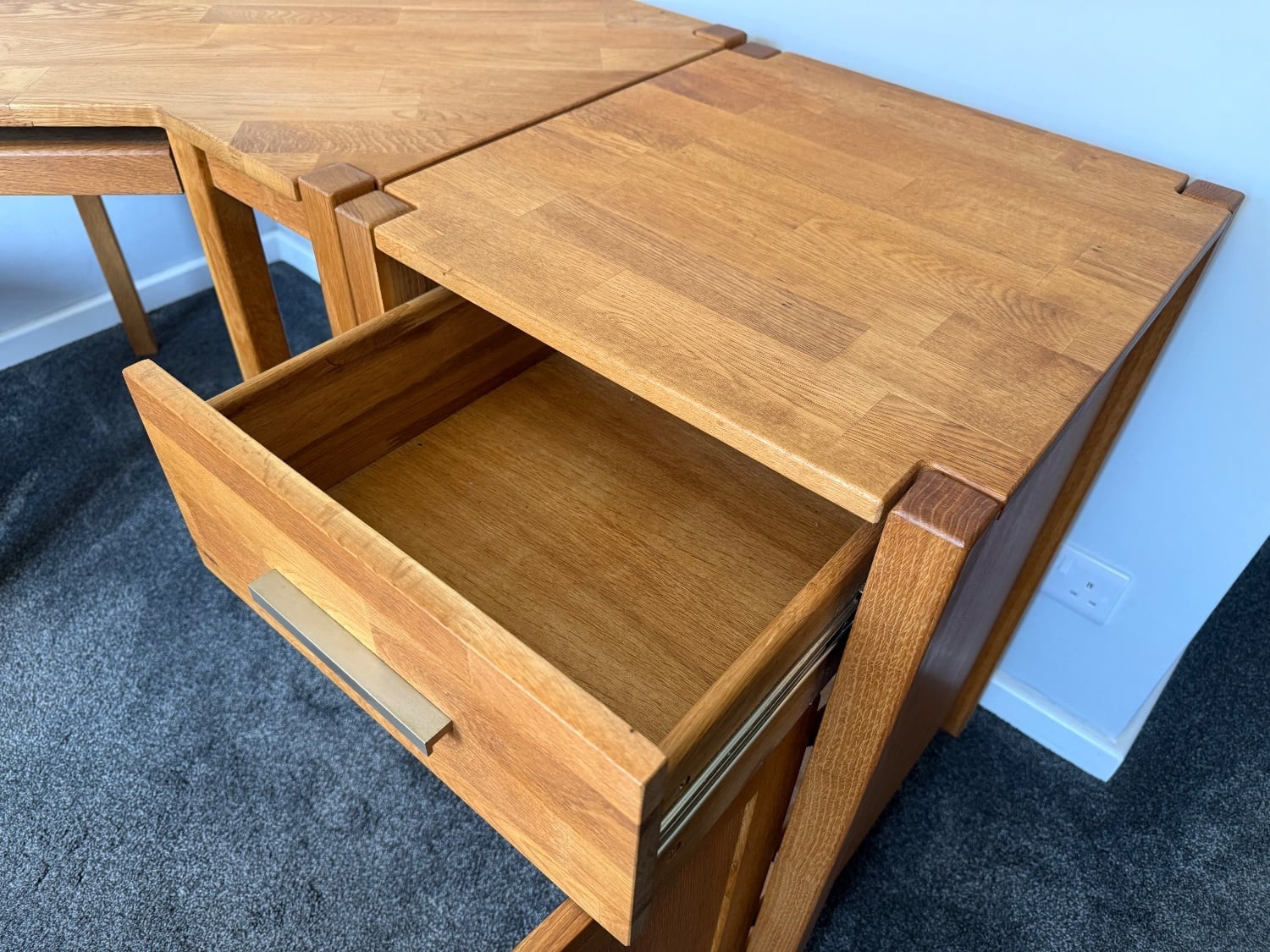 Solid oak corner desk and cupboard  - Furniture in Hastings