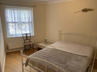 LIGHT DOUBLE ROOM - EN-SUITE - ISLEWORTH