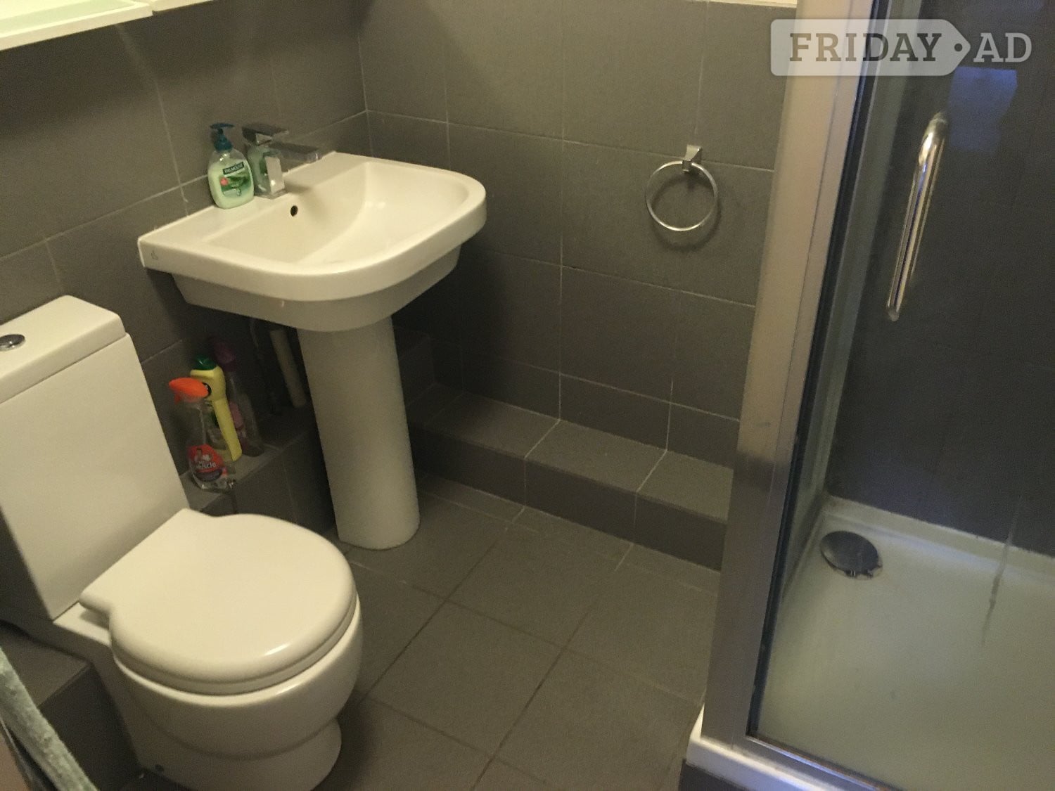 LIGHT DOUBLE ROOM - EN-SUITE - ISLEWORTH - Rooms