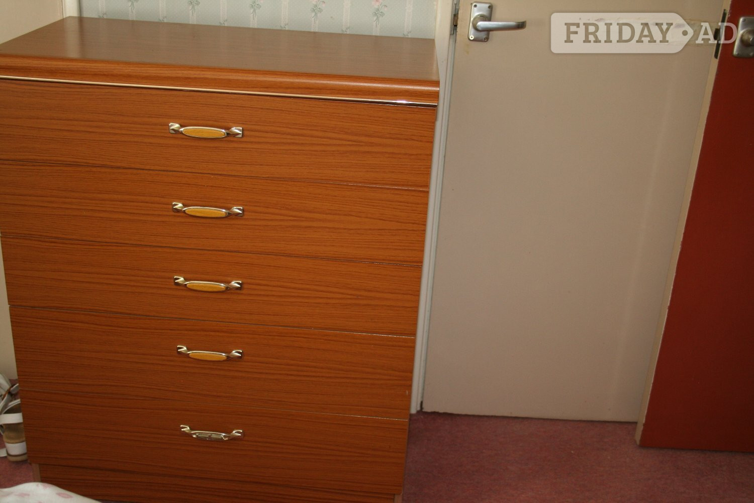 Buckingham MUST GO ASAP. Bedroom wardrobe and chest of drawers