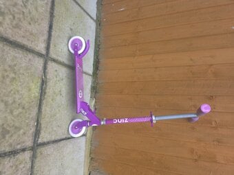 KIDS ZINC SCOOTER  FOLDS DOWN FOR EASY STOREAGE   £6 NO OFFERS  