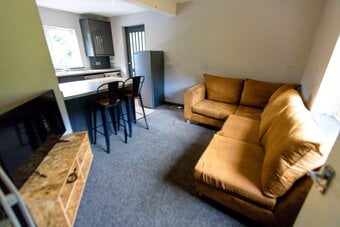 Double Bed in a Professional/Student Flat
