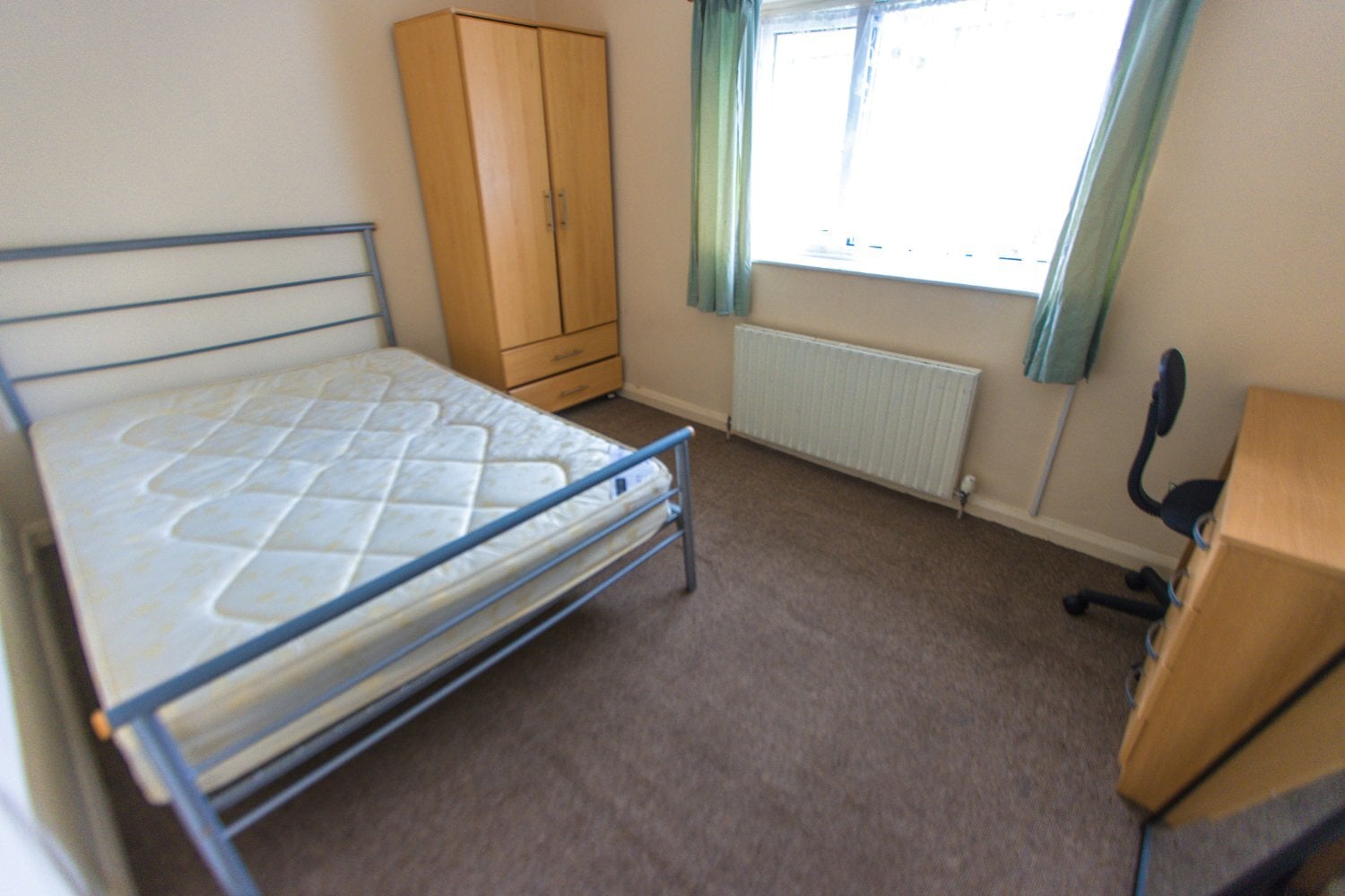 Double Bed in a Professional/Student Flat