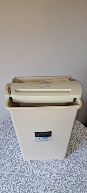 STANDARD PAPER SHREDDER GBC SHREDMASTER 40S FOR HOME OFFICE. USED