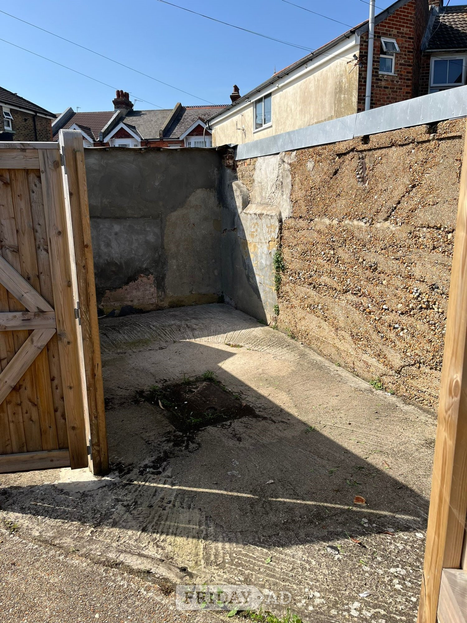 Secure gated yards - Land