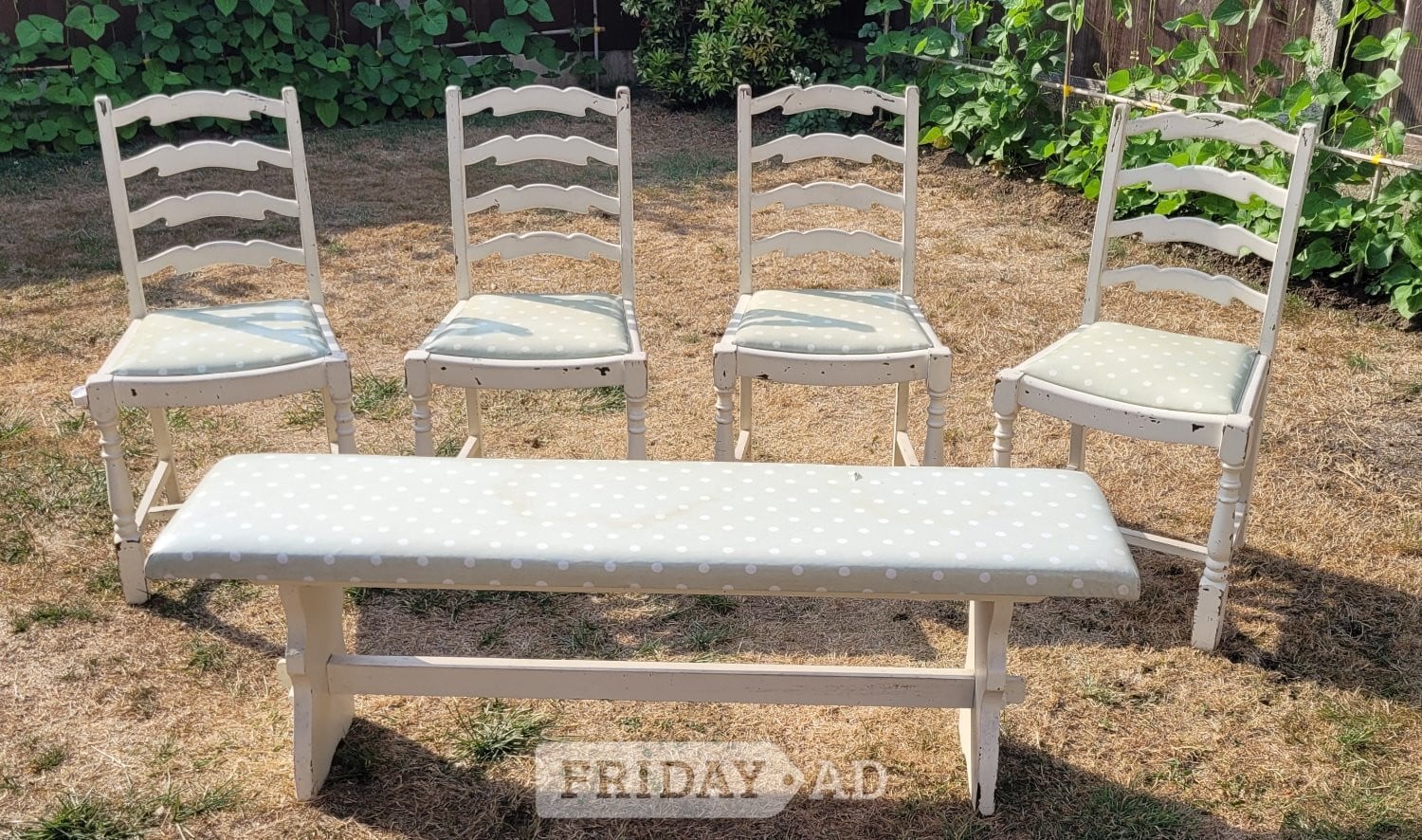 A set of four charming cream wooden dining chairs,  - Furniture in Sittingbourne
