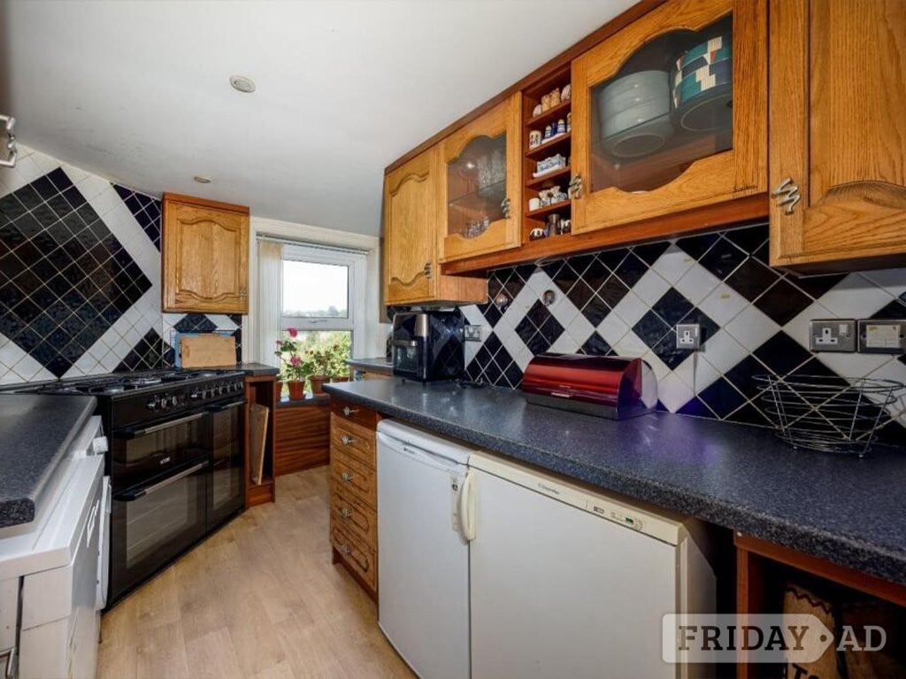 Crowborough Three bedroom end of terrace property
