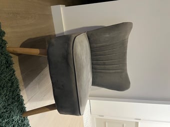 Dressing room chair 
