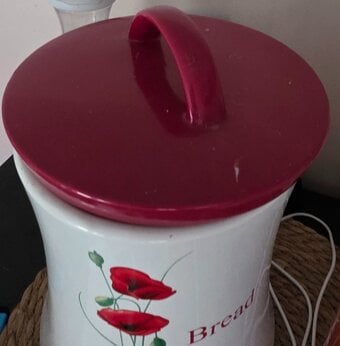 Bread bin with poppy 
