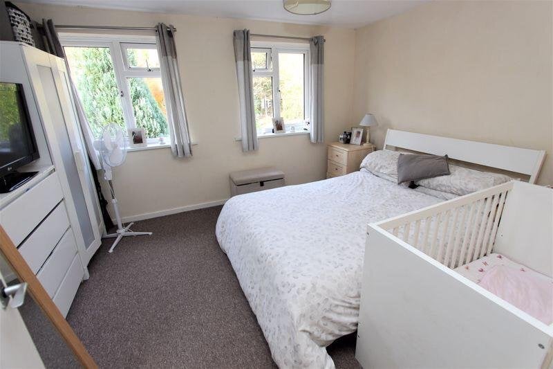 Modern 1-Bedroom Flat in Crawley Town Centre