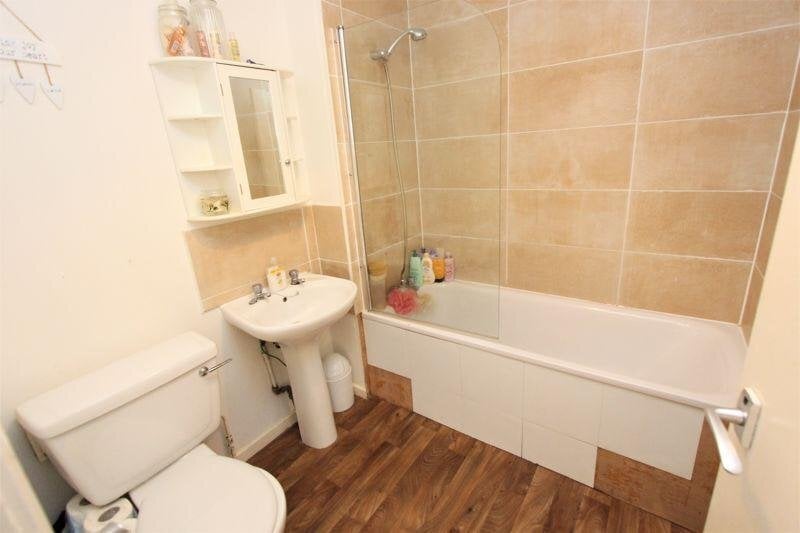 Crawley Modern 1-Bedroom Flat in Crawley Town Centre