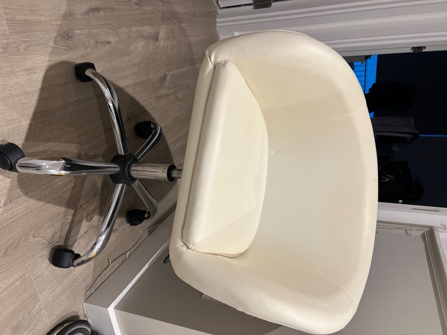 Spinning desk chair 