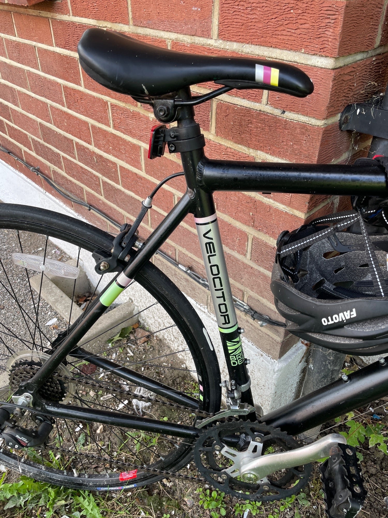 Adults Velocitor road bike with adjustable helmet and lock