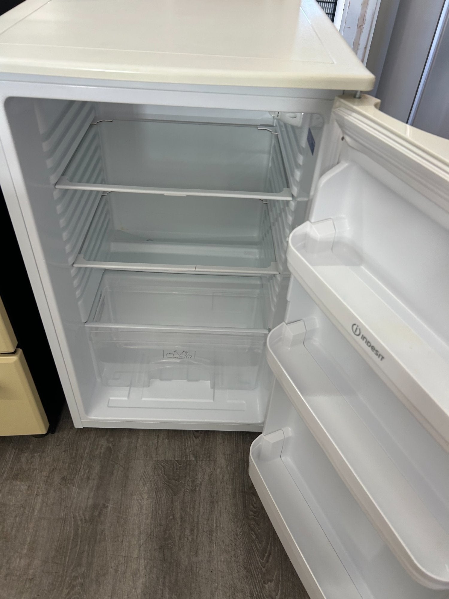 INDESIT UNDERCOUNTER FRIDGE