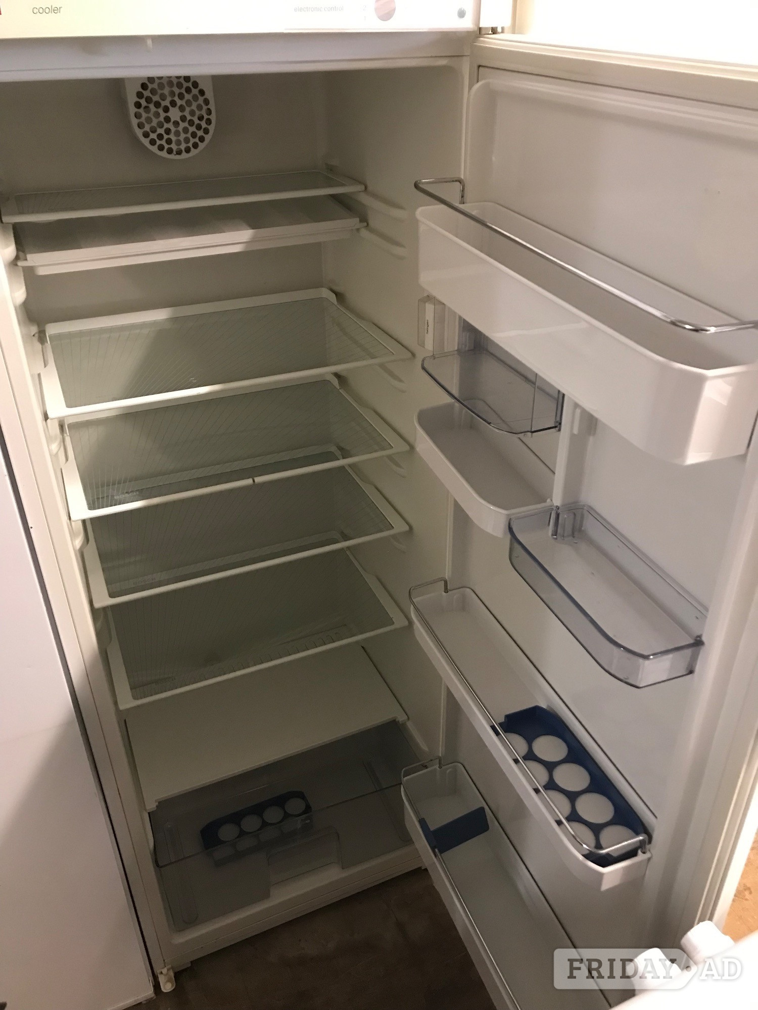 Bosch free standing fridge in excellence condition 