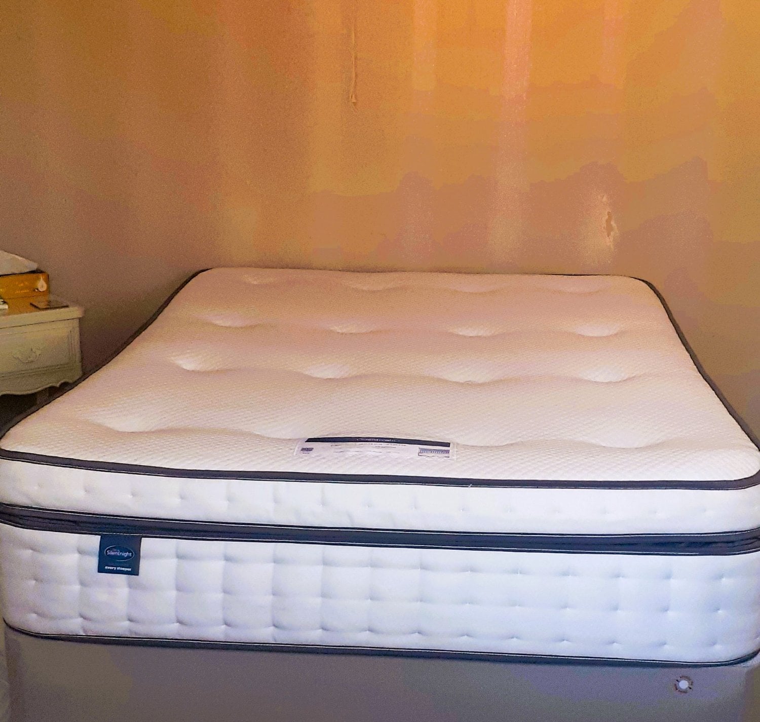 NEARLY NEW SILENTNIGHT PILLOWTOP DOUBLE BED MATTRESS FOR SALE