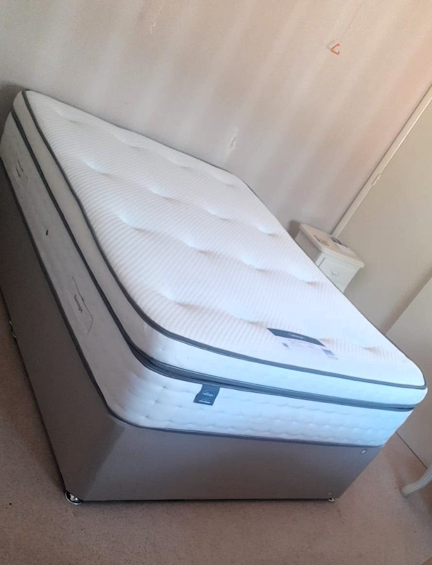 NEARLY NEW SILENTNIGHT PILLOWTOP DOUBLE BED MATTRESS FOR SALE - Furniture
