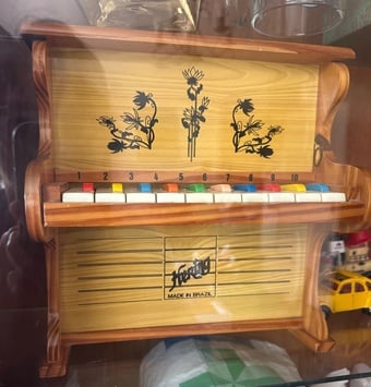 10 keys piano