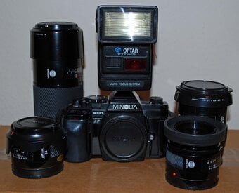 Minolta 9000 camera, set of four lenses, flashgun, user’s manual, paperback book and camera bag.