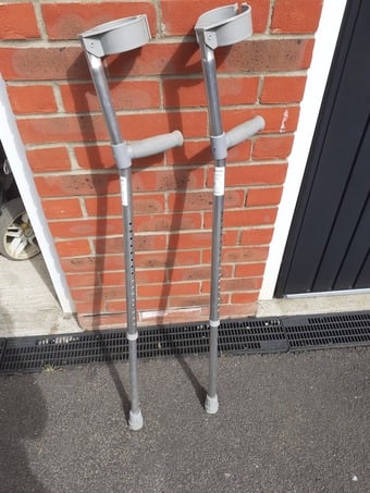 Adjustable walking crutches