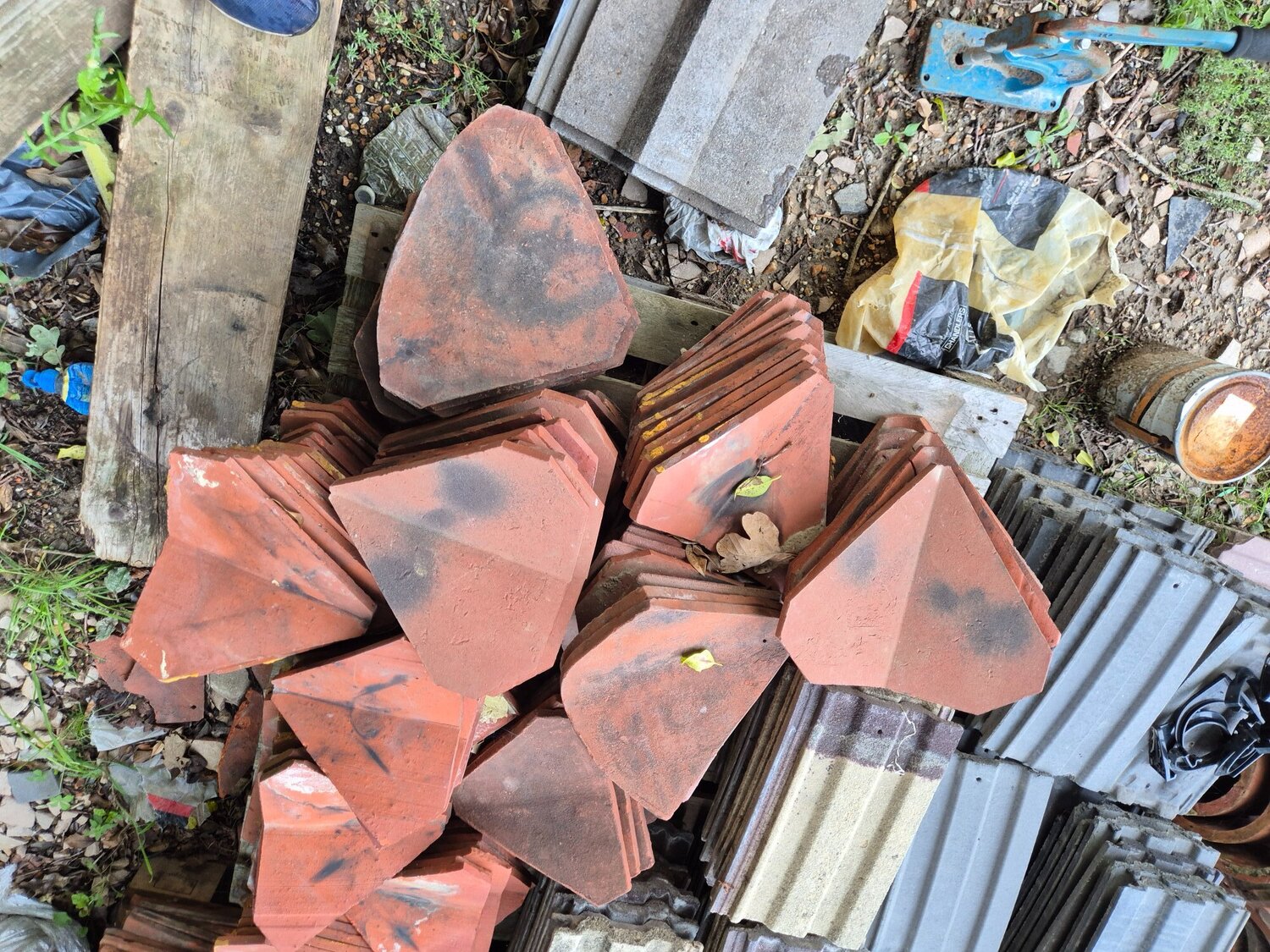 Various roofing tiles ridges bonnets valleys - DIY in Battle