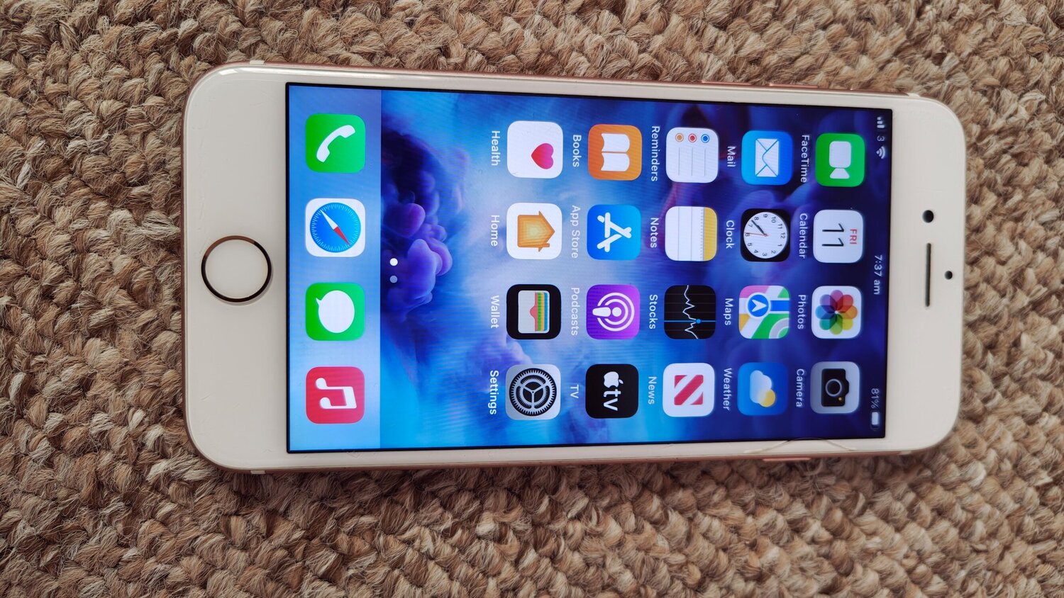 unlocked apple iphone 7 32gb mobile phone with free postage