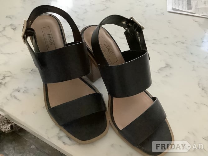 M & S sandals navy 4 1/2