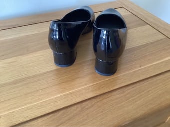 Black Patent Smart Ladies Shies- Pavers size 5