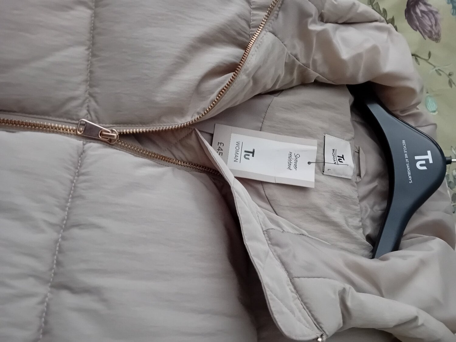 Ladies puffer coat with hood colour neutral   NEW 