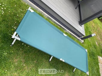 Single folding aluminium camp bed For Sale