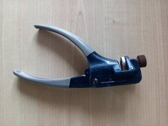 Eclipse 77 saw blade tooth setter