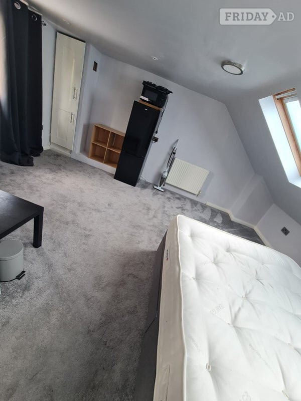 Romford Specious Large Loft Ensuite Available For Female