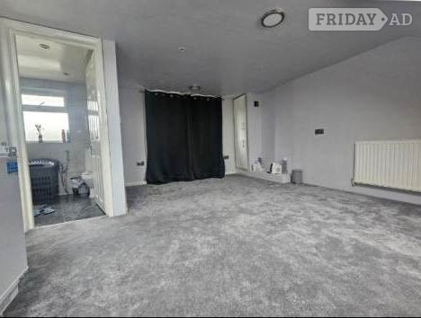 Specious Large Loft Ensuite Available For Female - Rooms in Romford