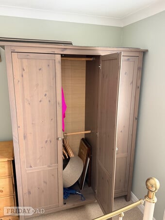 Wardrobe with 3 doors