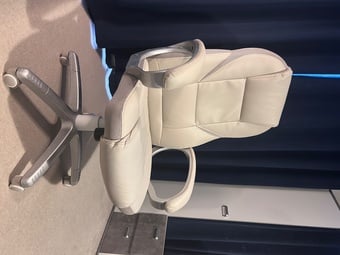 White Faux Leather High Back Office/Desk Chair – Excellent Condit