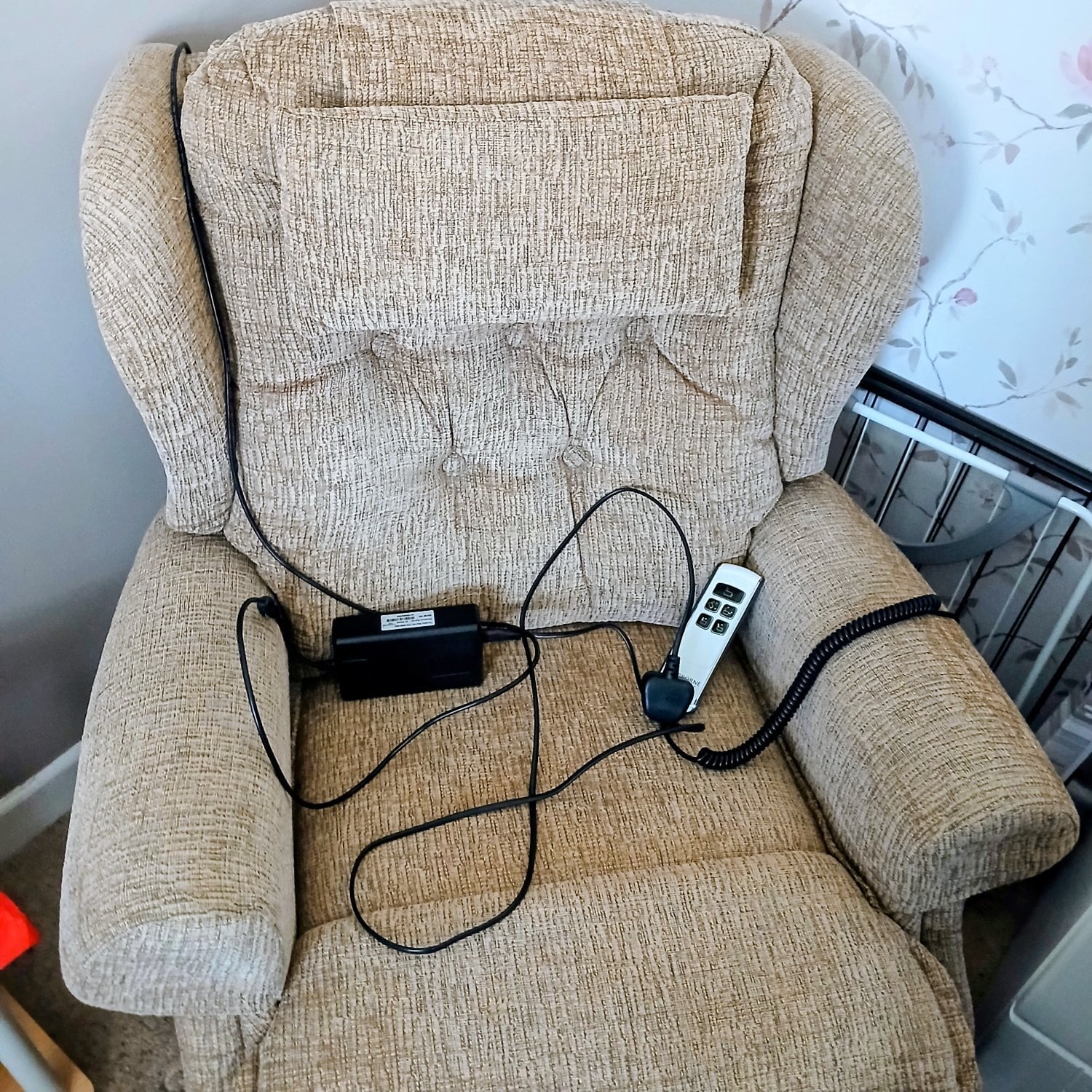 Sherbourne (CHESTER) Electric Rise / Recliner Chair