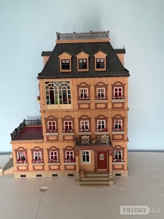 Play mobile dolls house 