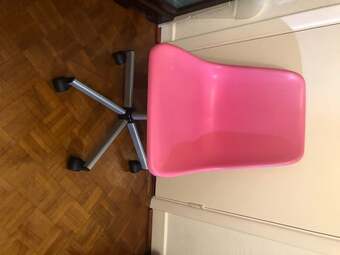 Chair on wheels, adjustable height
