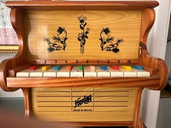 10 keys piano