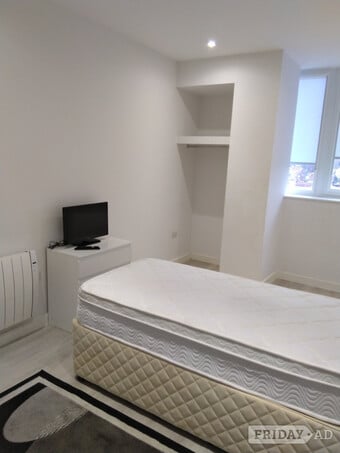 Room for rent near Eastbourne town centre with private bathroom 